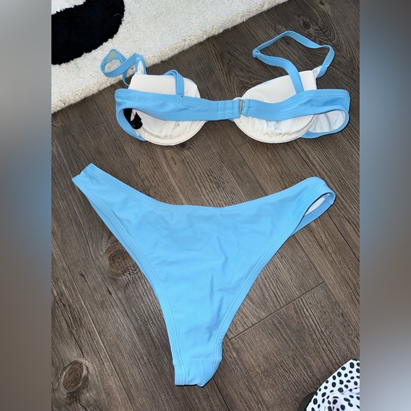 Medium, blue, cupped swim top, high rise bottoms. See the video for seem on top - Picture 4 of 12